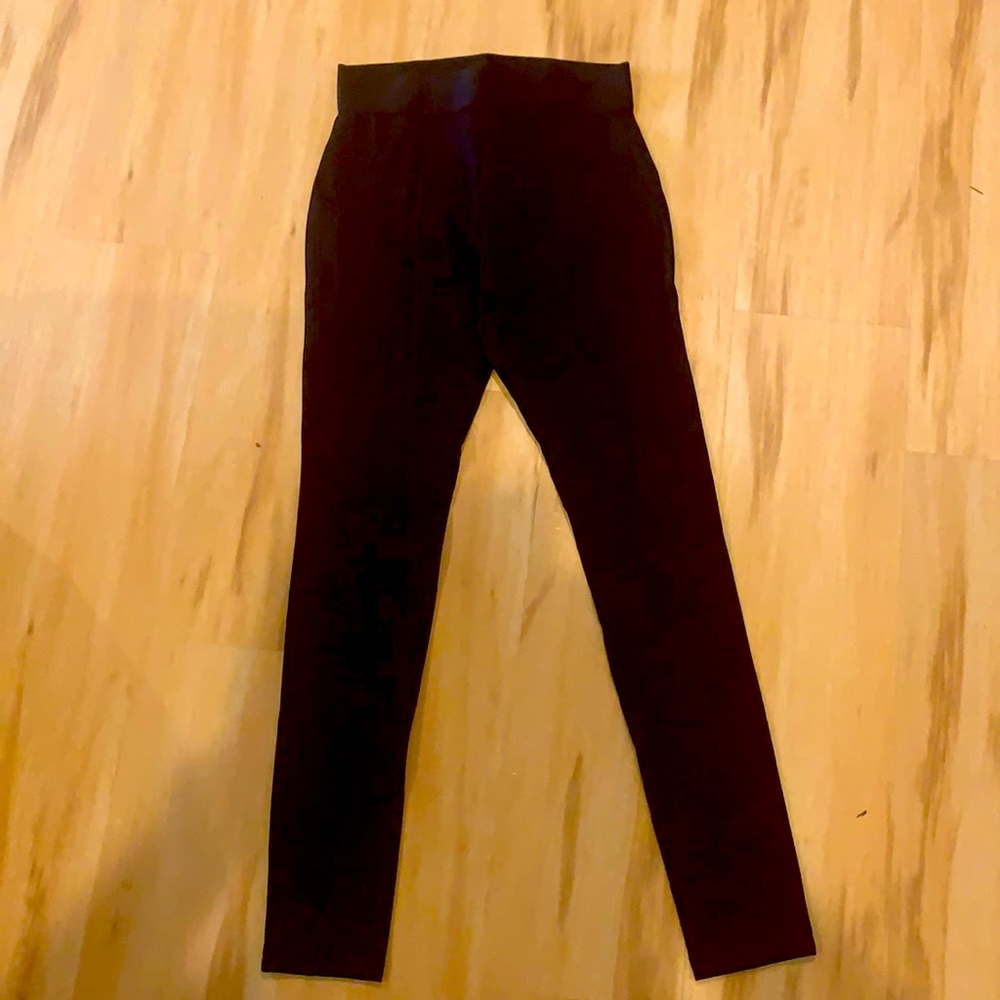 Hue leggings with center line on legs. NWOT